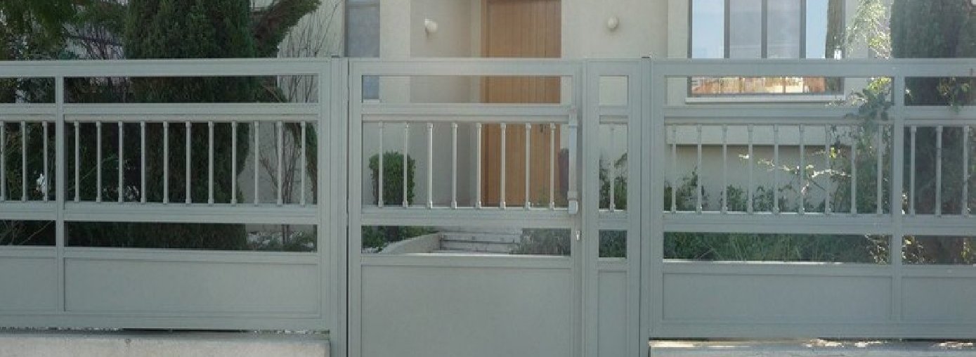 שער כניסה לבית אפור