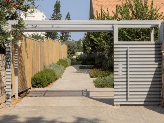 שער חשמלי אלומיניום לחניה שער חשמלי אלומיניום לחניה