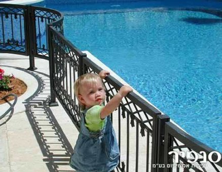 מעקה בטיחותי לילדים לבריכה