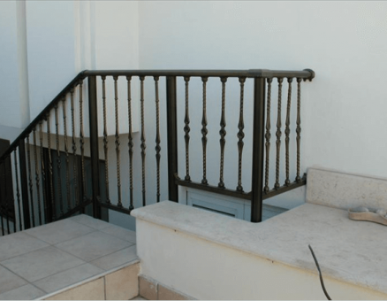 מעקה מסדרת בר לבטיחות במדרגות