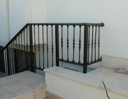 סנפיר-מעקות בטיחותיים במדרגות
