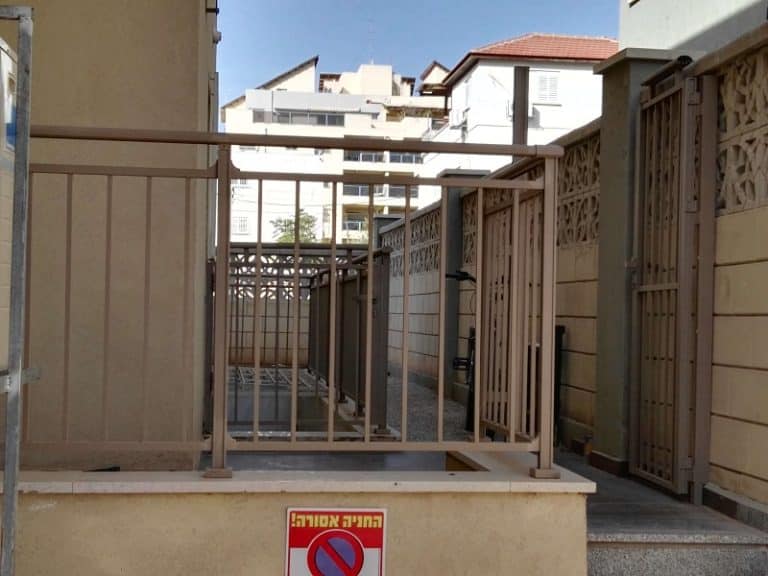 מעקה מתכת וכניסה 1