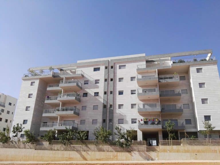 פרויקט של גדרות לבניין מגורים ברעננה 1