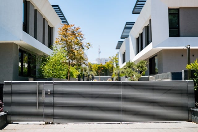 שערים, גדרות ופרגולות קבועות פרגולות מילואה, שערי כניסה, שערי חניה, מסתורי גז, אשפה.