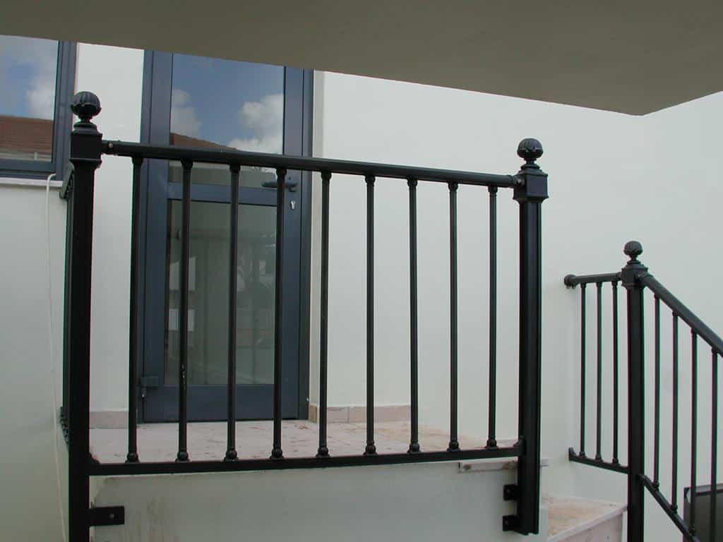 מעקה שחור בטיחותי סנפיר 12