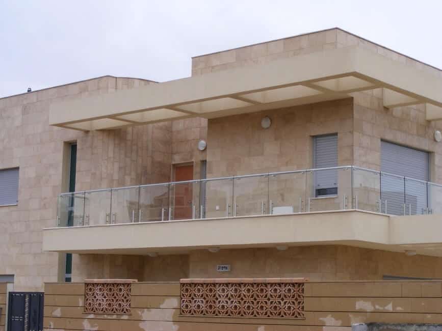 מעקות זכוכית לבניין 12